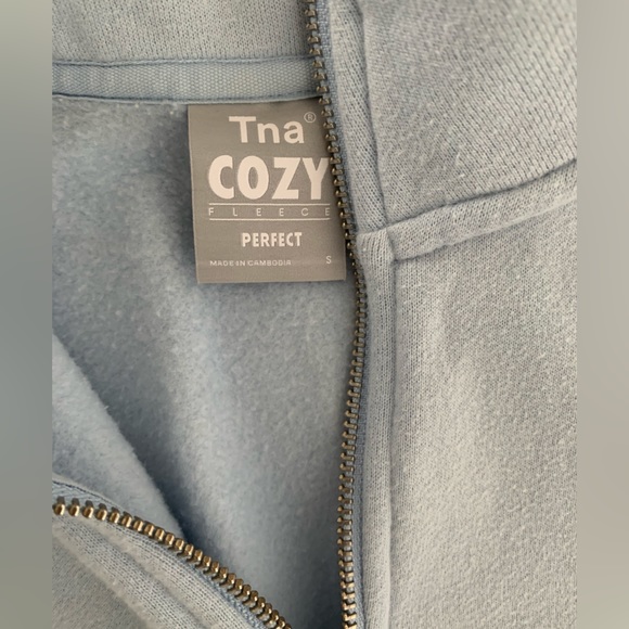 Aritzia. Cropped zip sweater. Size Small. Comfy, casual. - Picture 3 of 5